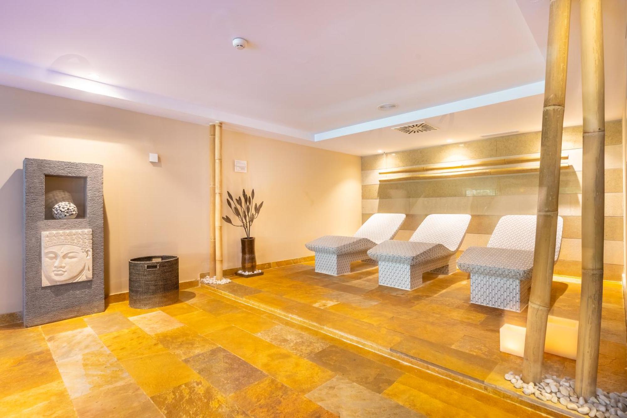 Grupotel Parc Natural&Spa Playa de Muro  Exterior foto A relaxation room at a spa