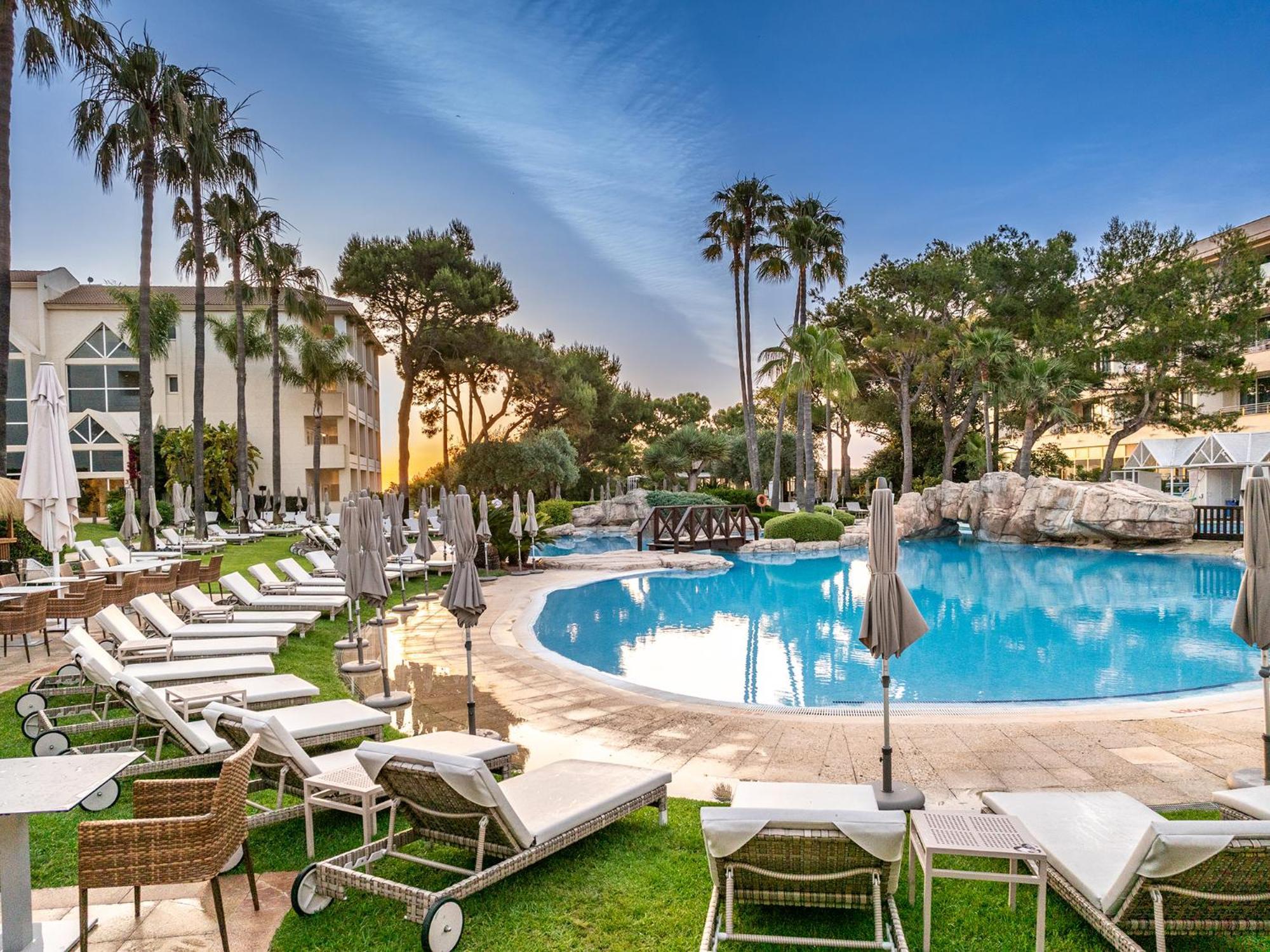 Grupotel Parc Natural&Spa Playa de Muro  Exterior foto The pool at the Hotel Majestic