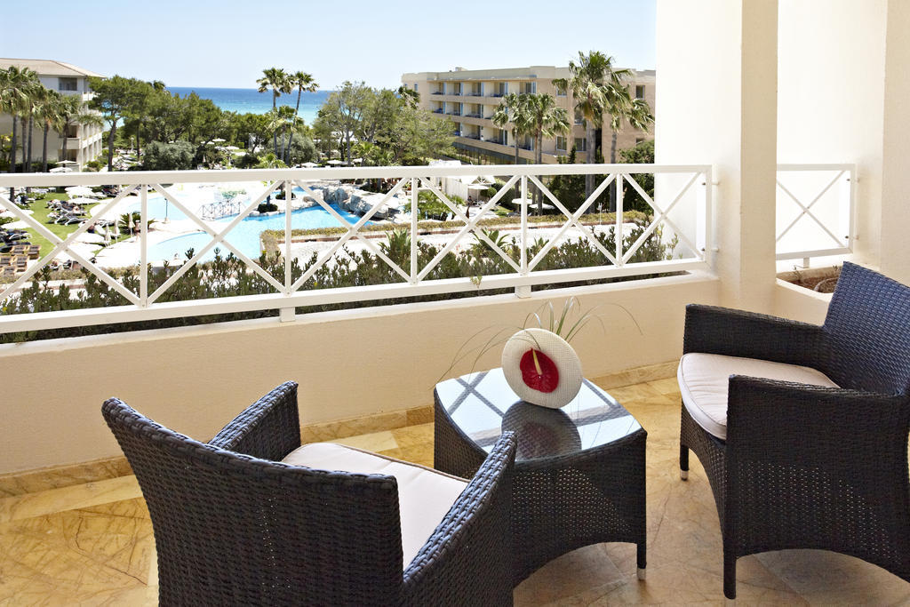 Grupotel Parc Natural&Spa Playa de Muro  Cameră foto A balcony at the Hilton Nicosia